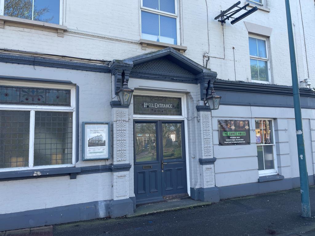 Lot: 117 - PUBLIC HOUSE WITH MANAGER'S FLAT, FIVE GUEST ROOMS, COMMERCIAL UNIT, GARDENS AND PARKING - Entrance to the residential upper parts